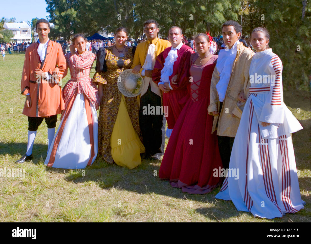 Un gruppo di attori nei primi 17th. Secolo costume di un'auto d'Epoca Rally Maurizio a Mont Choisy (sulla costa nord occidentale di Mauritius) Foto Stock