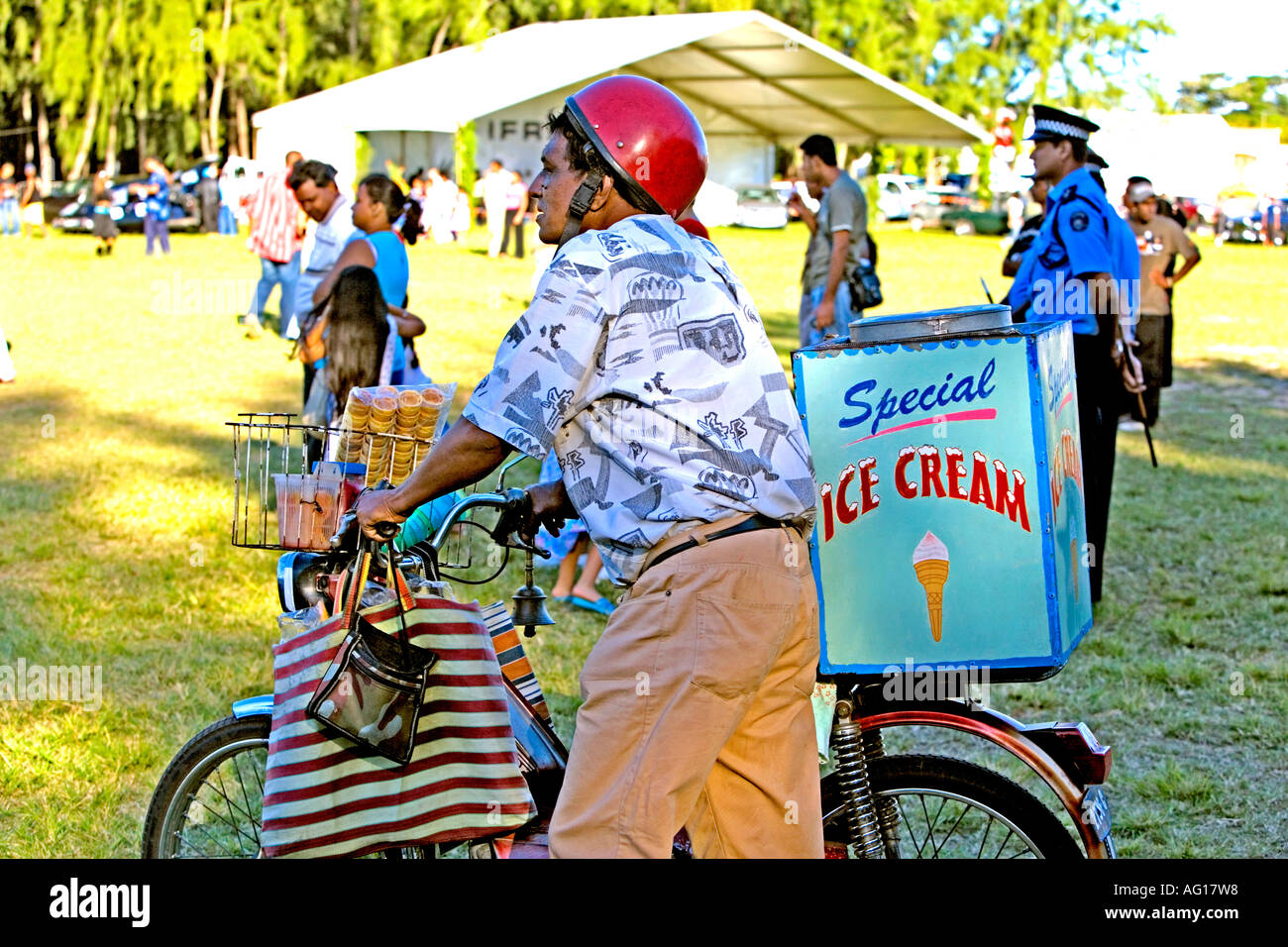 Ice Cream venditore al Vintage moto e auto da rally a Mont Choisy, Mauritius Foto Stock