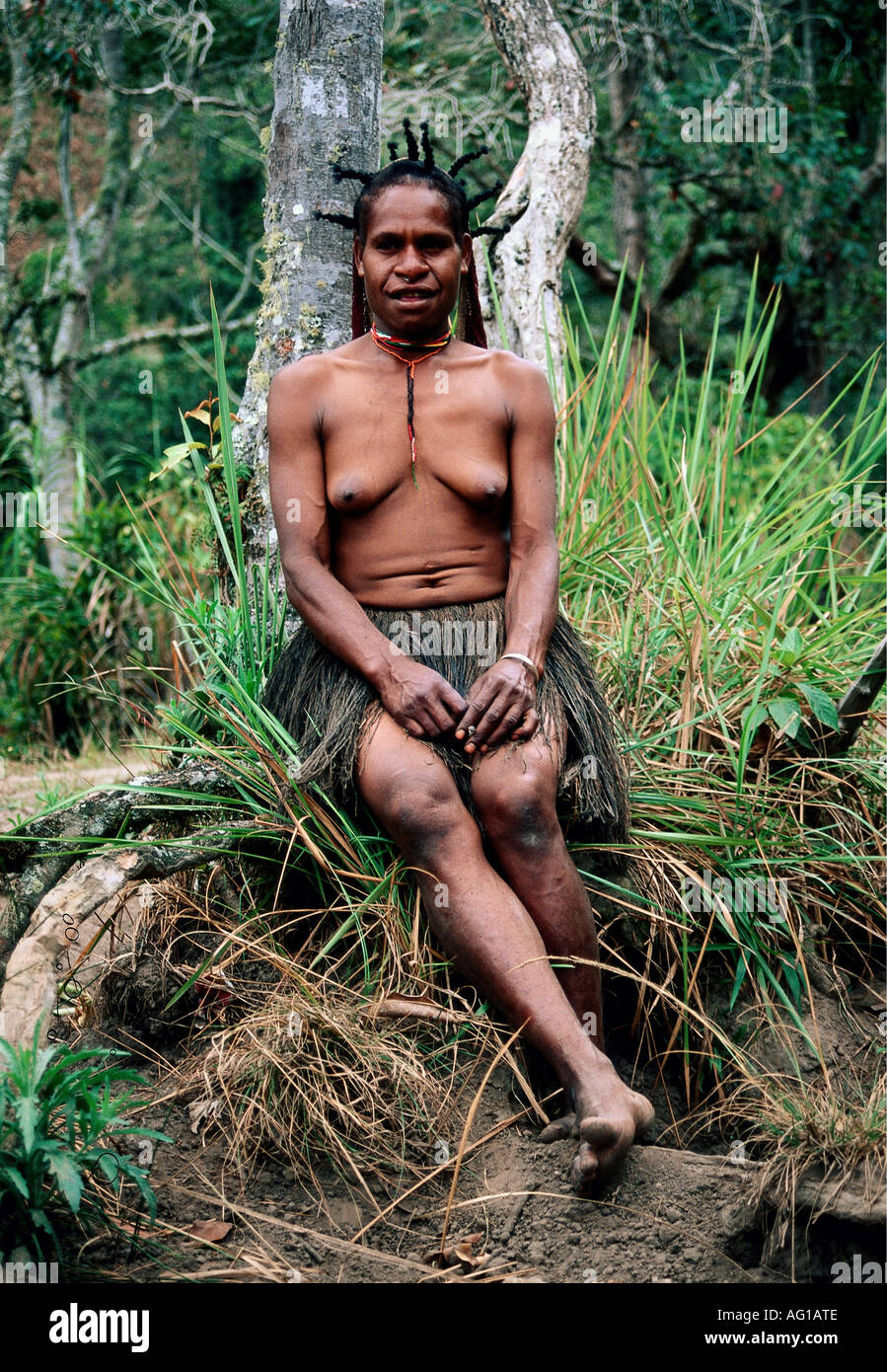 Geografia / viaggi, Indonesia, persone, Dani tribe donna seduta su una pietra, Isola Nuova Guinea, Irian Jaya, Il Baliem Valley, , Additional-Rights-Clearance-Info-Not-Available Foto Stock
