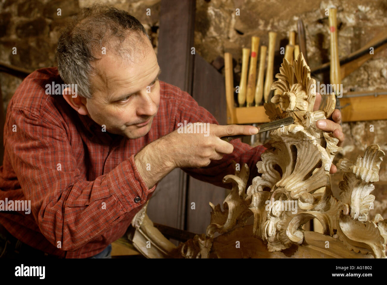 Artigiano Simon Poyntz carving un letto ornato cornicione in inglese tiglio presso la sua officina in Inghilterra Bristol REGNO UNITO Foto Stock