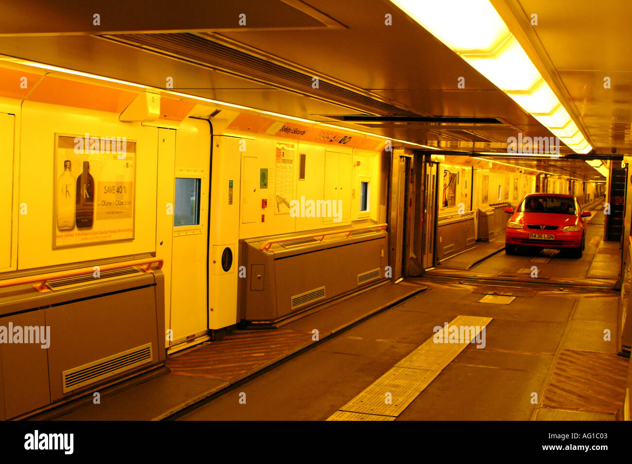 Eurotunnel treno auto interni di imbarcarsi REGNO UNITO Foto Stock