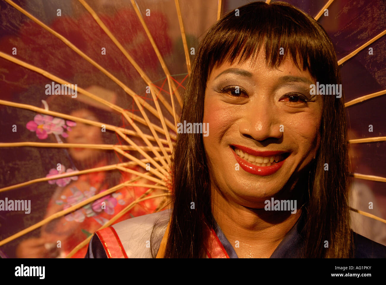 Un asiatico transgender durante una lavoratori migranti transgender beauty contest di Tel Aviv, Israele Foto Stock