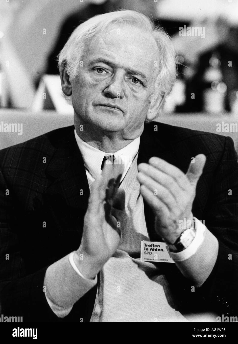 Heinemann, Hermann, 24.6.1928 - 16.11.2005, politico tedesco, (DOCUP), ritratto, alla riunione del partito, Ahlen, circa 1986, applaudente, applauso, sindacalista, segretario di stato per l'occupazione, ministro della sanità, ministro degli affari sociali, Renania settentrionale-Vestfalia, 1985 - 1992, Foto Stock