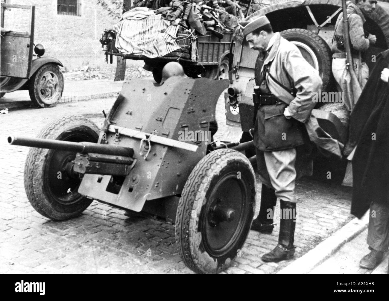 Geografia / viaggio, Spagna, Guerra civile spagnola 1936 - 1939, ufficiale nazionalista che ispeziona la nuova pistola anticarro tedesca, 1936, IN artiglieria, anticarro, 20th secolo, storico, storico, 1930s, anticarro, armi, armi, Germania, assistenza militare, Europa, maschio, uomo, uomini, persone, Foto Stock