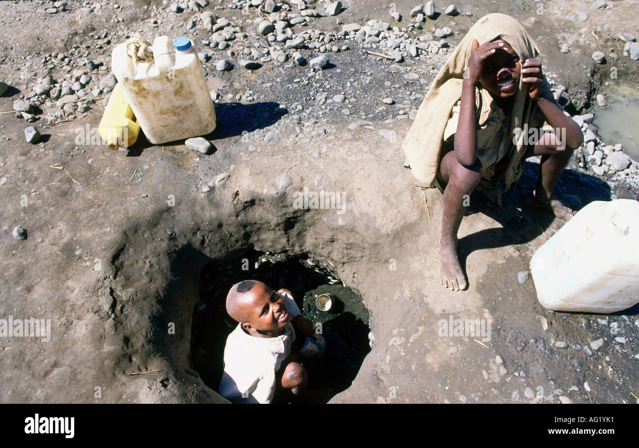 Geografia / viaggio, Sudan, persone, Wad Kowli, due ragazzi alla ricerca di acqua, bene, rifugiati dall'Etiopia, Foto Stock