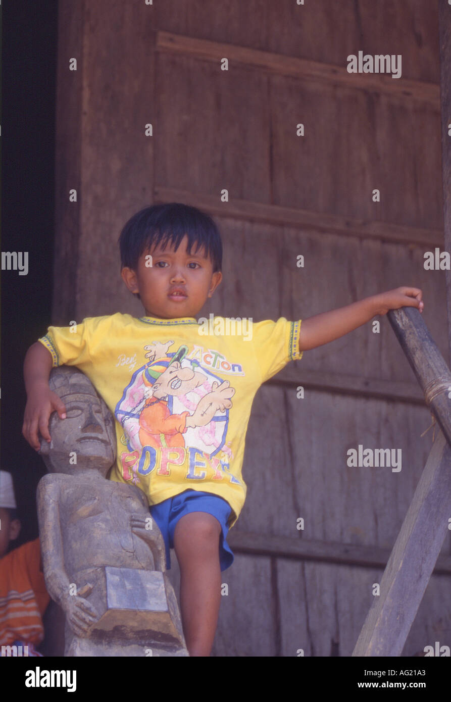 Indonesia Borneo un Dayak benuaq boy Foto Stock