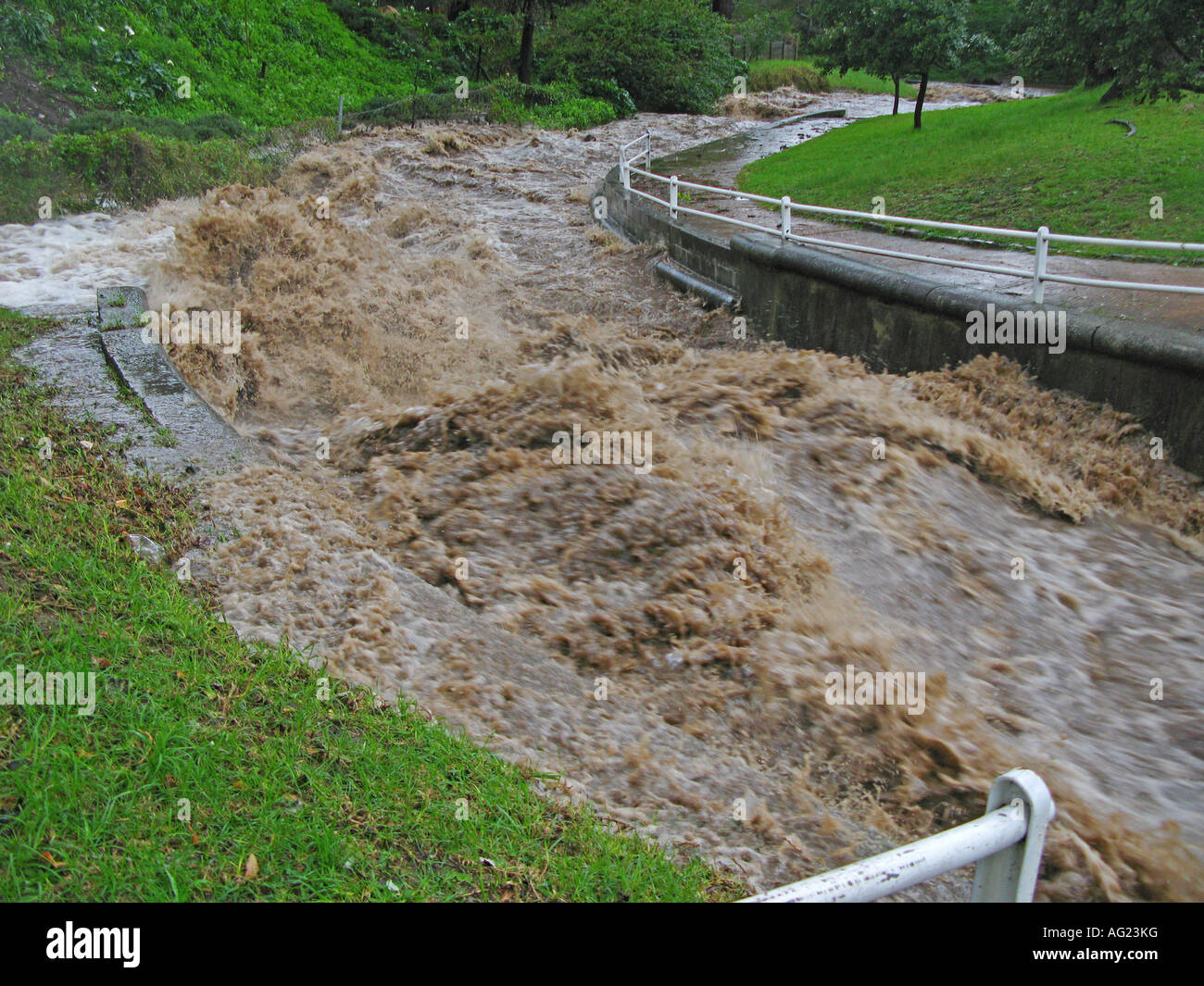 Dopo un cloudburst un acqua piovana canla lotte per far fronte a scappare dalla vicina montagna Foto Stock