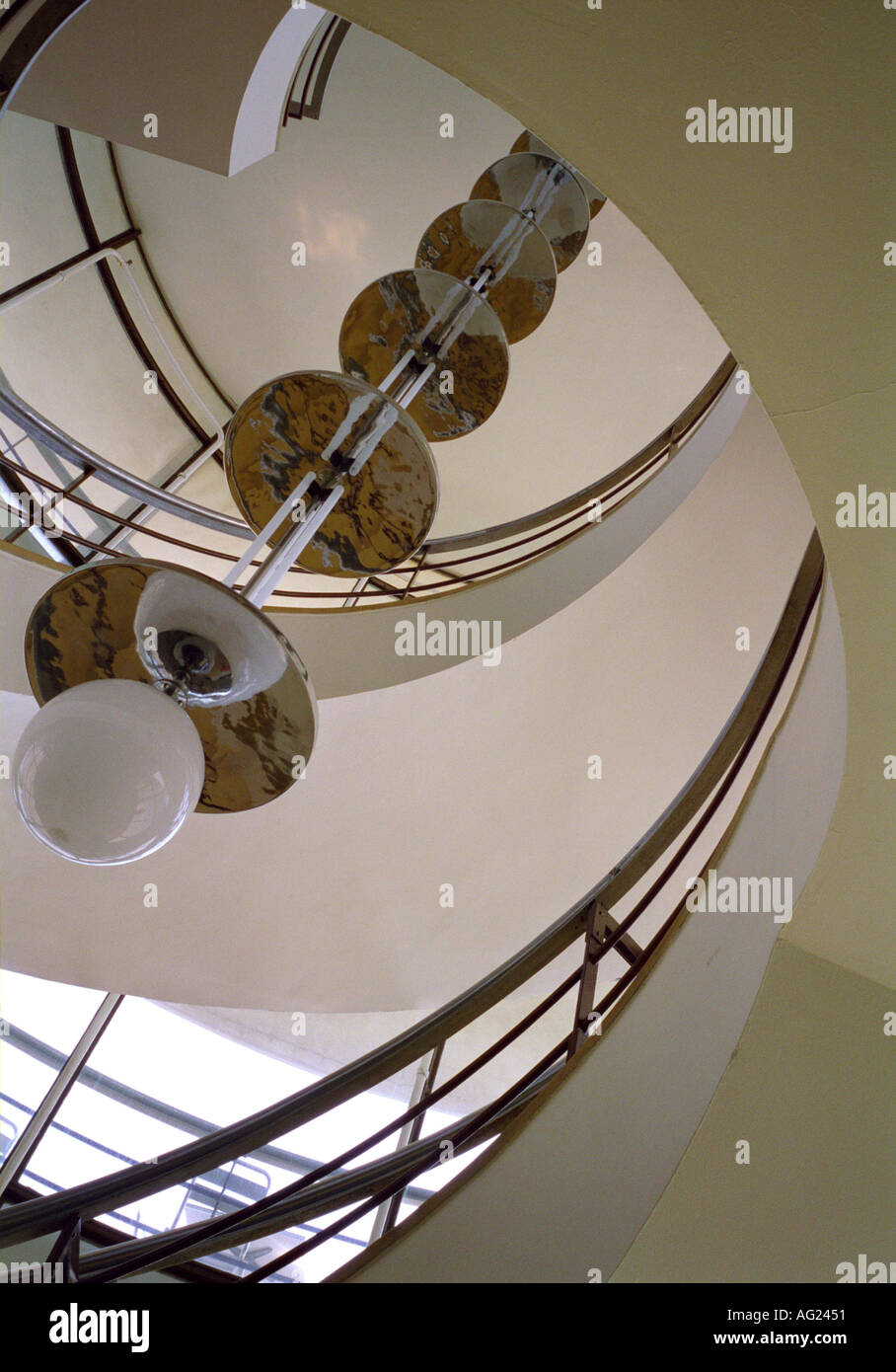 Vista dell'elica scala a chiocciola e la luce interna del De La Warr Pavilion Bexhill on Sea East Sussex England Regno Unito Foto Stock