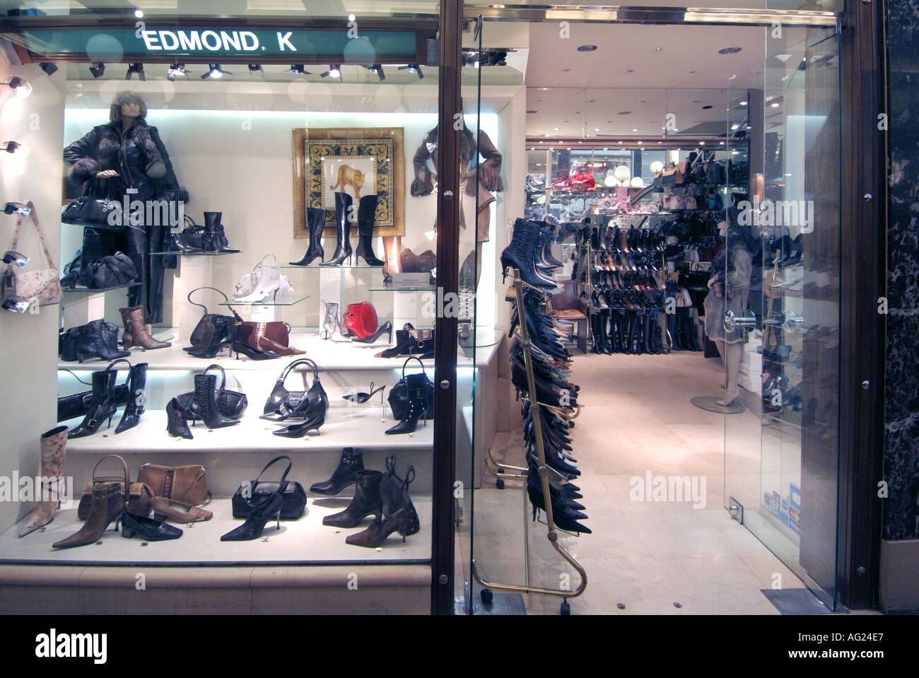 Parigi indoor shopping arcade direttamente dagli Champs Elysees negozio di calzature Foto Stock