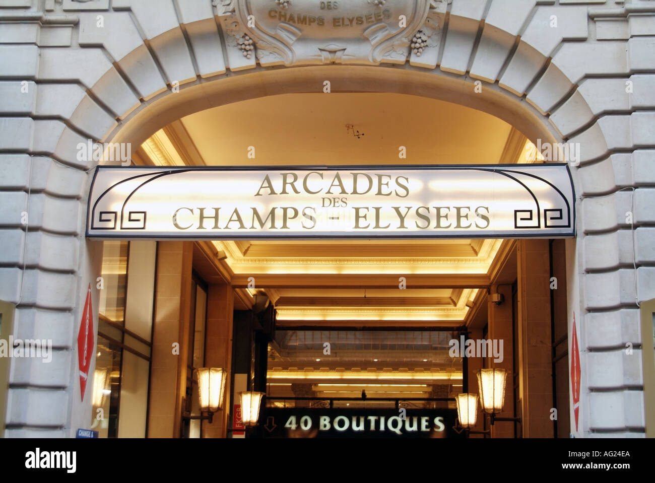 Champs Elysees segni oltre l'ingresso alla galleria commerciale coperta direttamente fuori dalla strada principale che conduce a 40 boutique Foto Stock