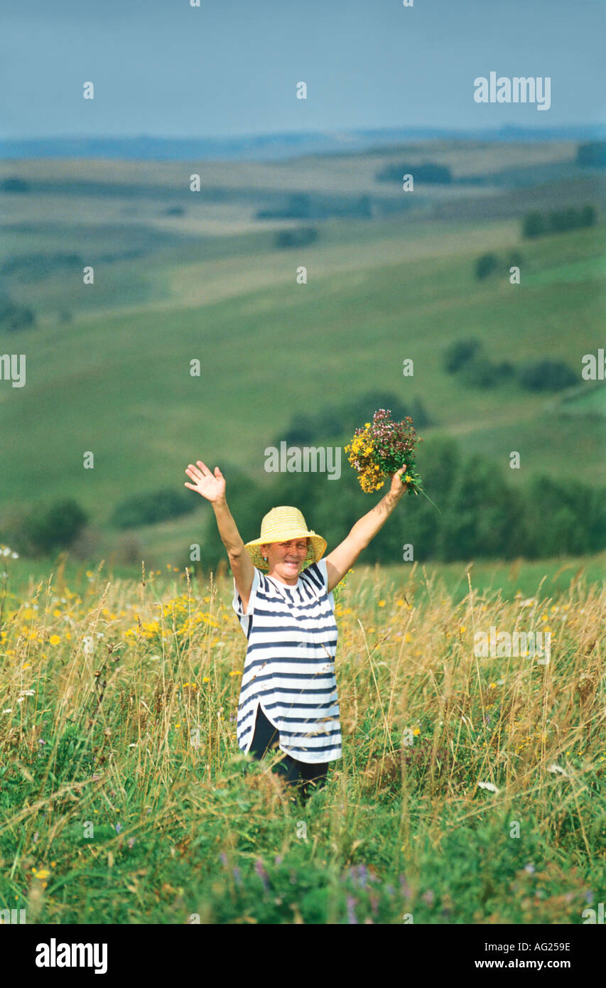 Una donna è nel prato estivo Altai Russia Foto Stock