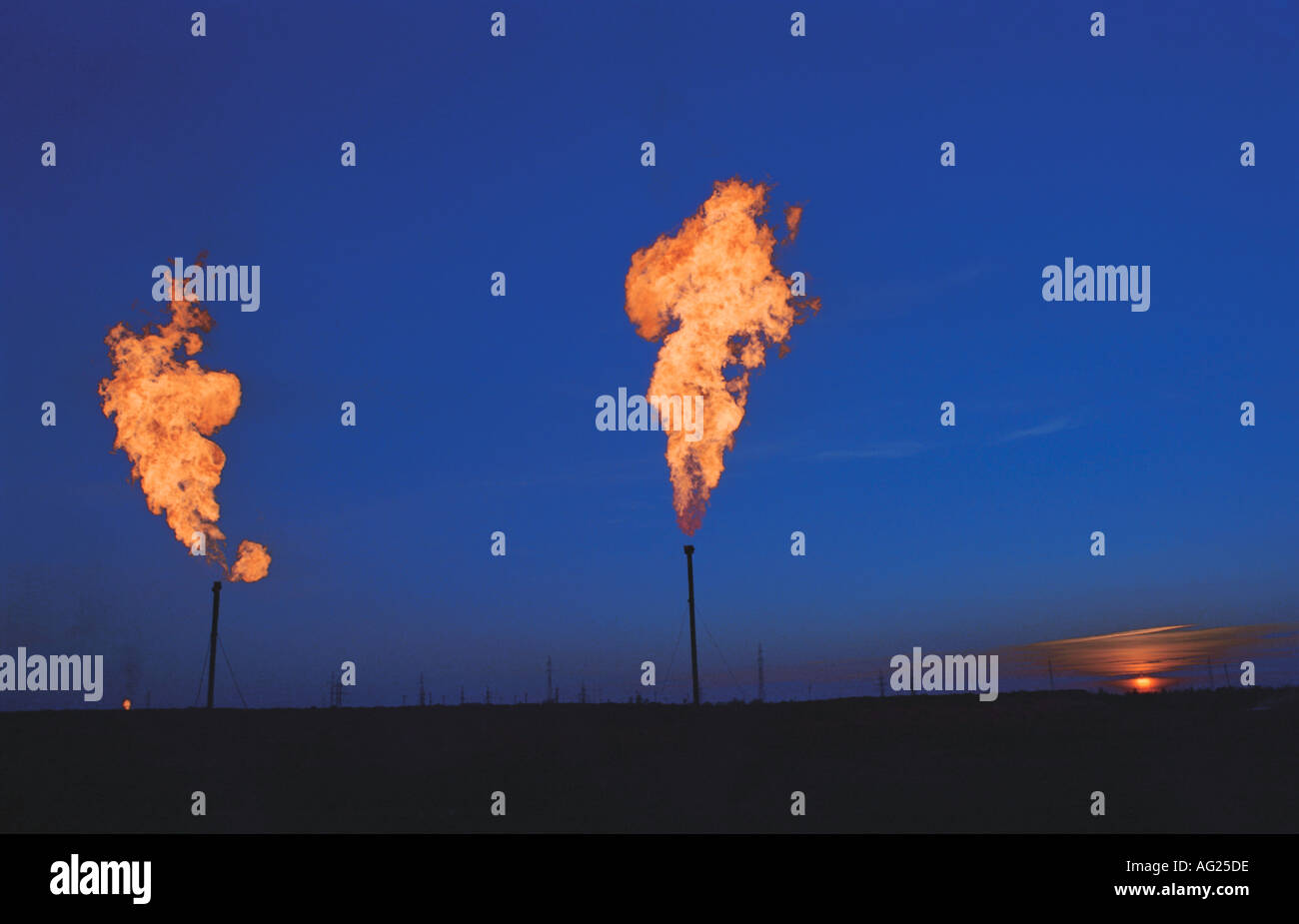 La pila in cui associato gas olio brucia Surgut citta della Siberia occidentale la Russia Foto Stock