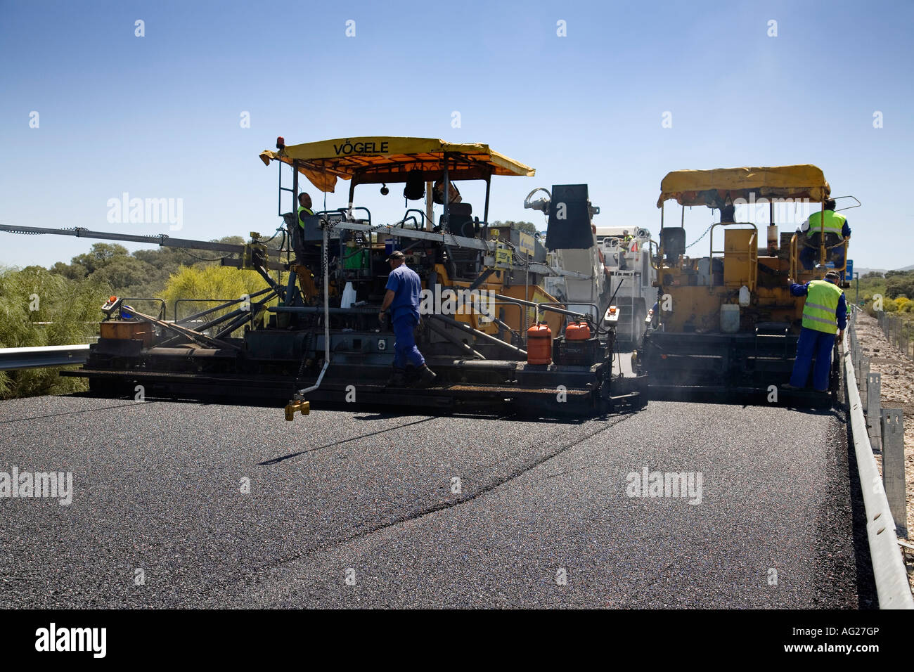 Agglomerato asfaltatura funziona in un'autostrada Foto Stock