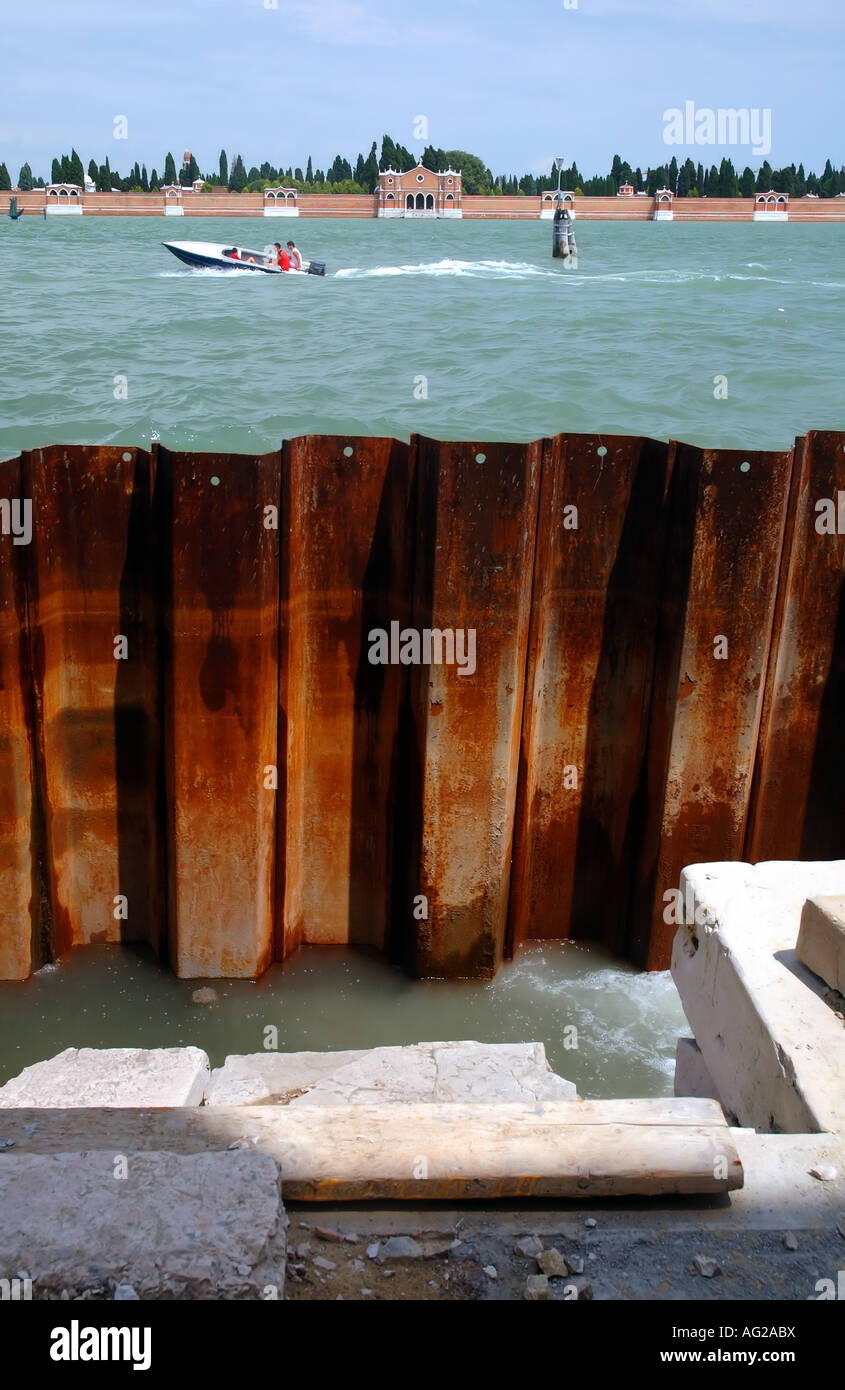 Arrugginimento ferro bund e sistema di pompaggio che tenta di proteggere Venezia dall innalzamento del livello del mare Foto Stock