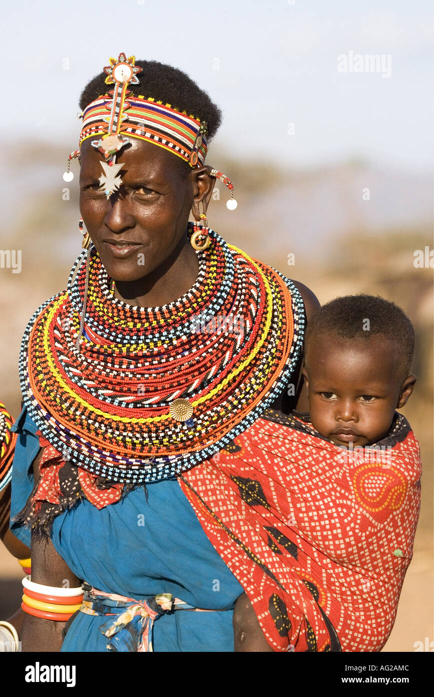 Persone, donne con bambini, Kenya, Samburu Donna con bambino, Africa, Additional-Rights-Clearance-Info-Not-Available Foto Stock