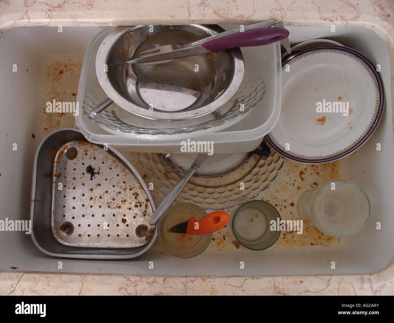 Lavello da cucina con piatti sporchi e argenteria Foto Stock