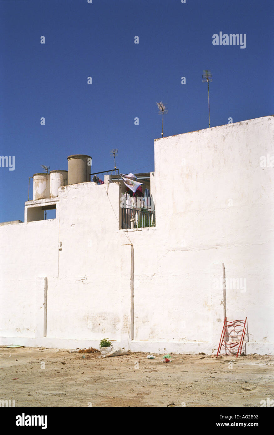 Edificio dipinto di bianco e lavaggio Andalusia Spagna Foto Stock