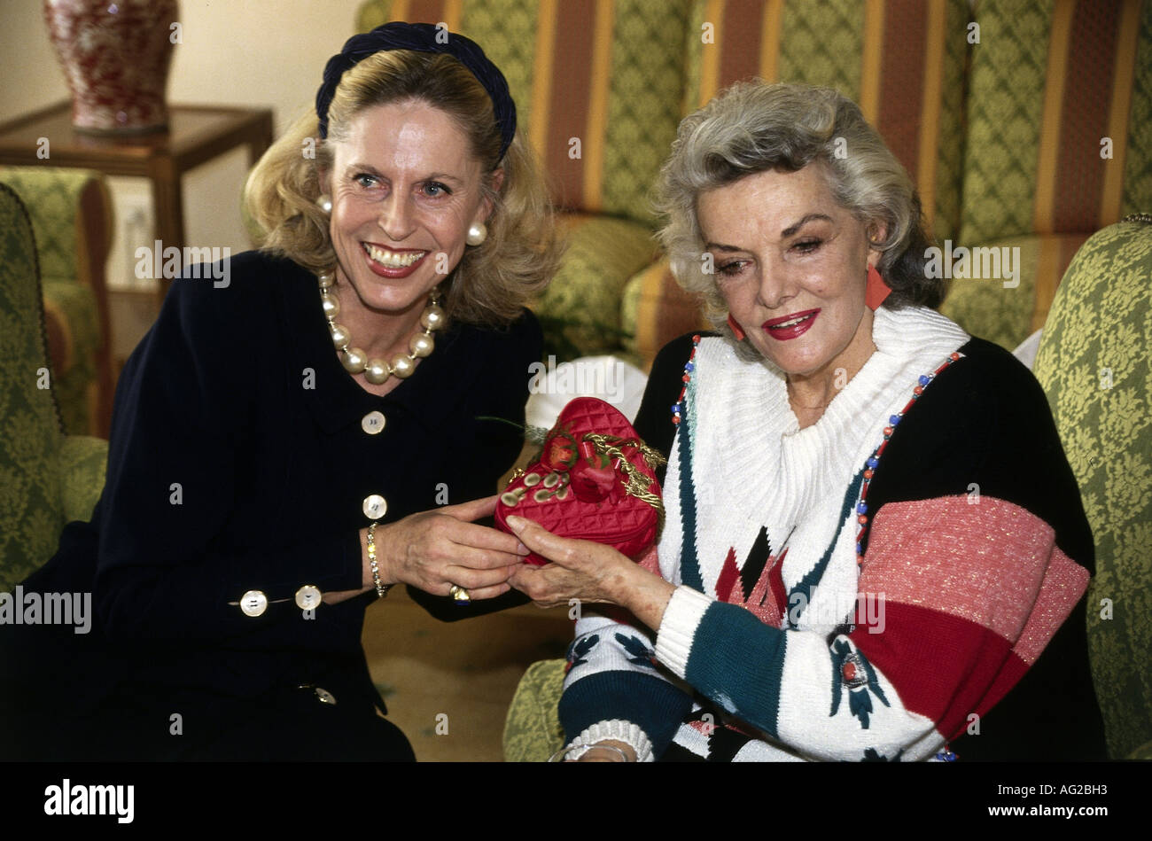 Russell, Jane, 21.6.1921 - 28.2.2011, attrice americana, mezza lunghezza, con contessa Castell nella suite del presidente dell'hotel Hilton, Monaco, 1993, Foto Stock