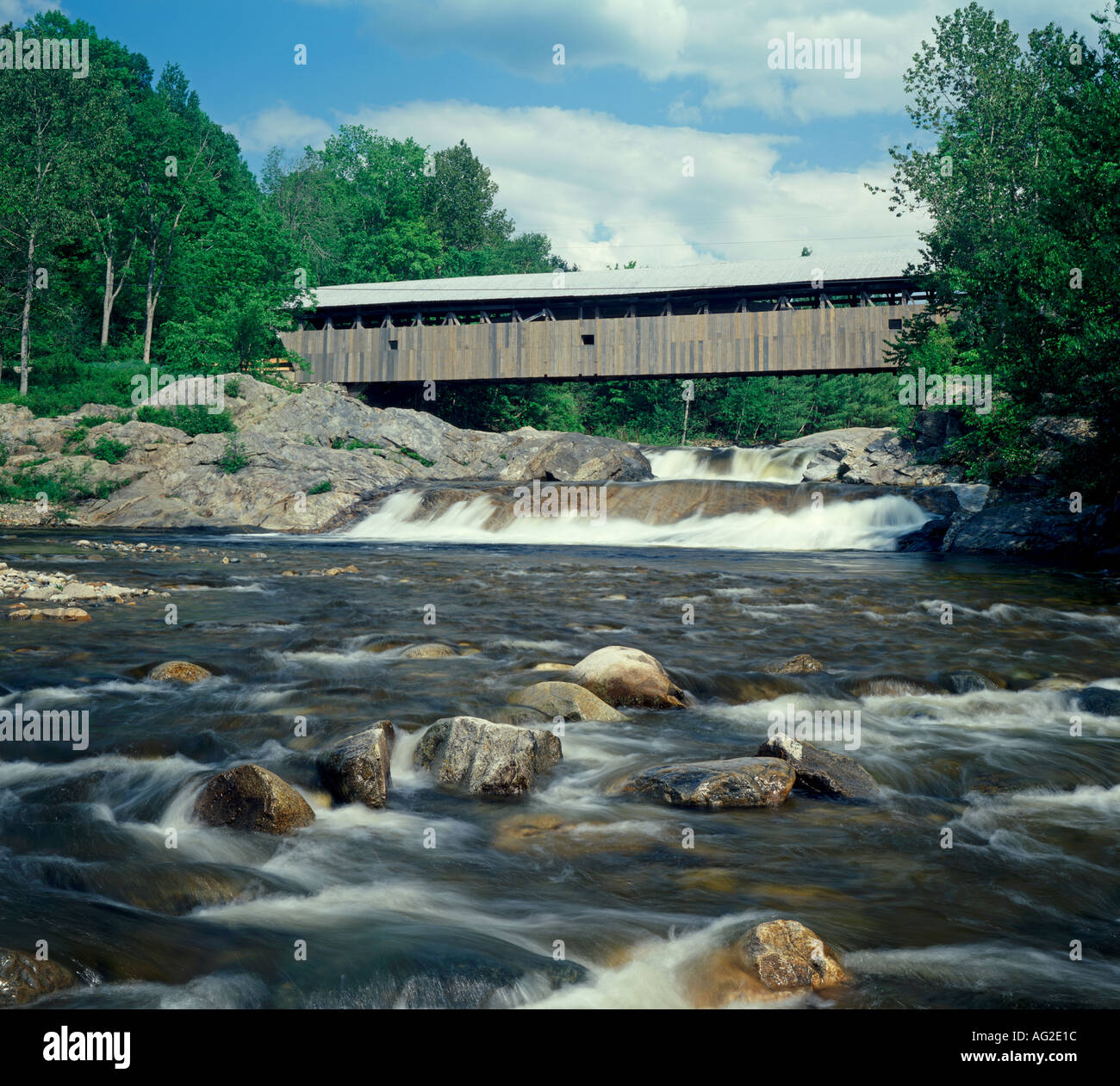 Swift fiume ponte coperto vicino a North Conway New Hampshire USA Foto Stock
