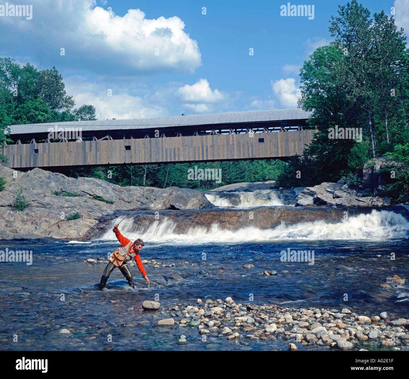 Uomo di pesca fiume Swift ponte coperto del New Hampshire USA Foto Stock