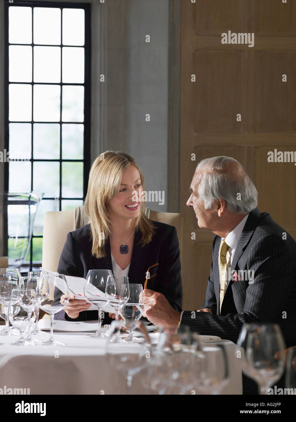 Uomo di affari e donna seduta al ristorante tavolo parlando Foto Stock