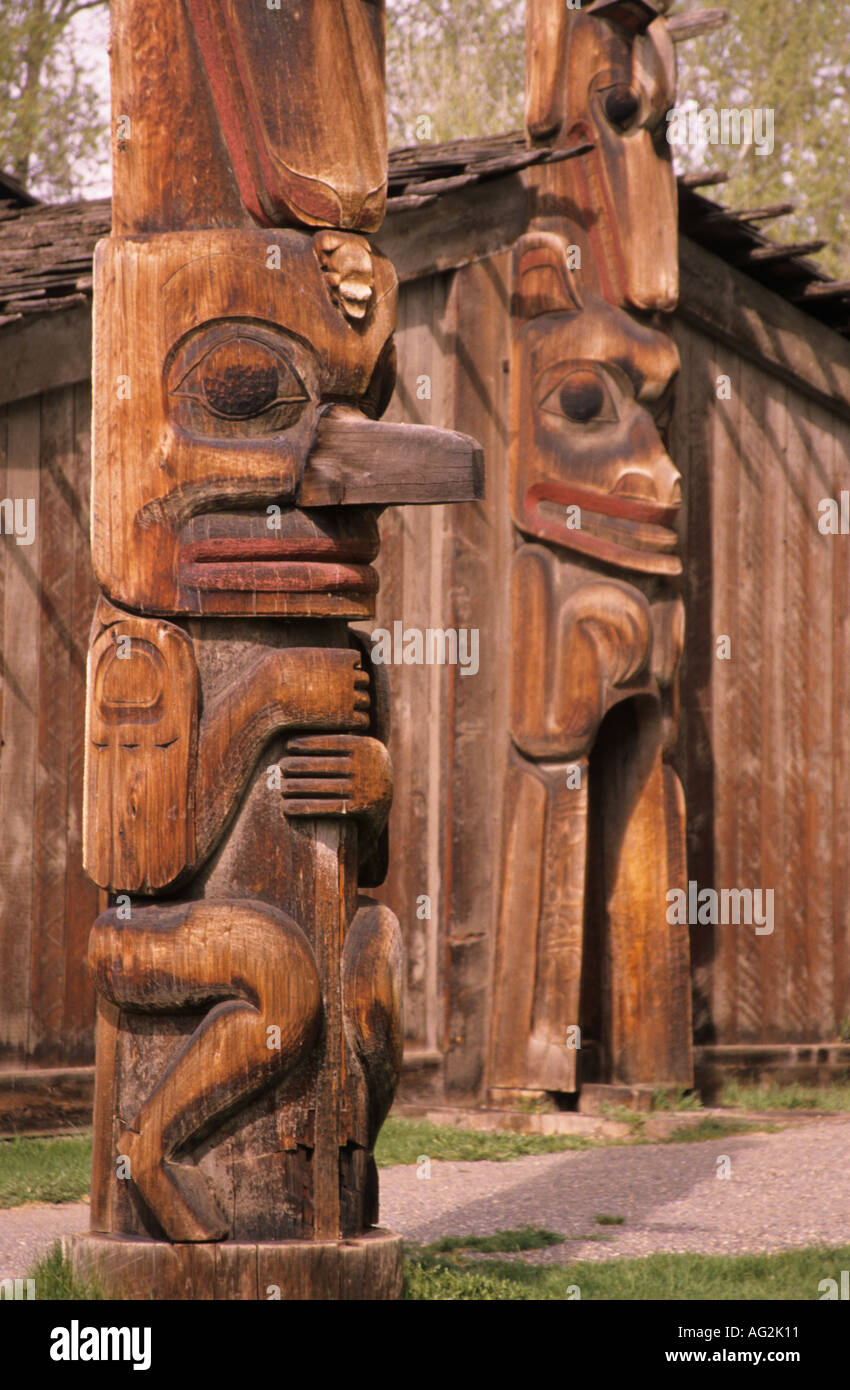 Totem Poles a K san villaggio storico Hazelton British Columbia Foto Stock