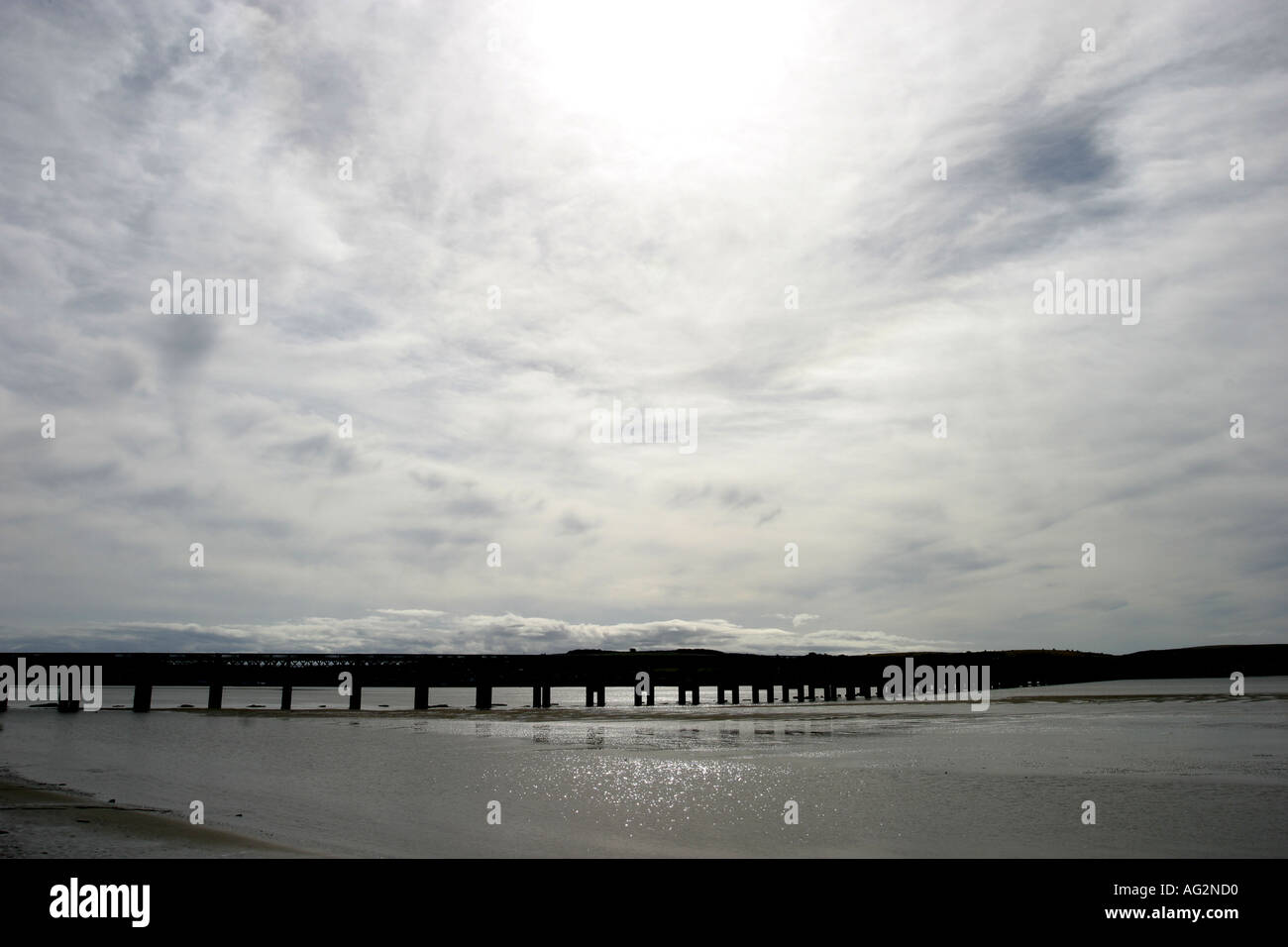 Ampia silhouette vista del Tay Rail bridge Dundee Scozia Scotland Foto Stock