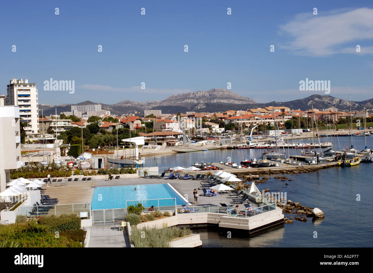 Francia Provence Marseille Sofitel Palm Beach con il suo primo piano piscina splendidamente situato proprio sul Mediterraneo Foto Stock