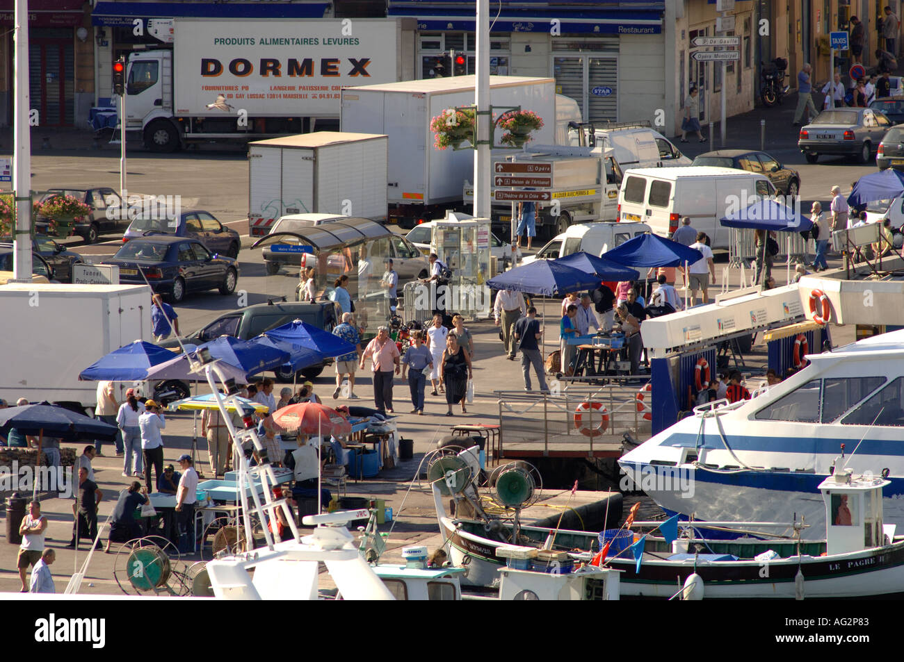 Francia Marseille Vieux Port affollato mercato del pesce al mattino sul Quai des Belges bancarelle di pesce città folle di visitatori e turisti Foto Stock
