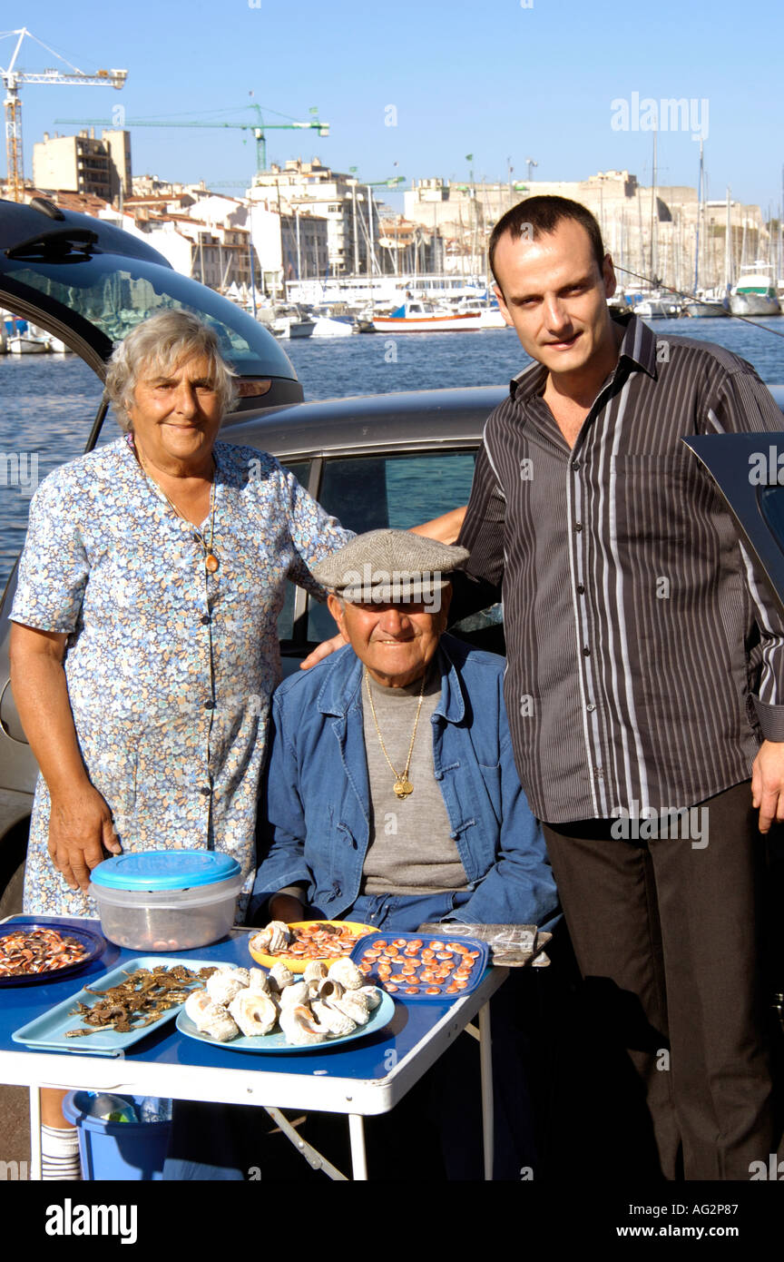 Francia Marseille Vieux Port a sinistra due veterani del mercato del pesce a destra lo chef e proprietario ristorante Miramar Foto Stock