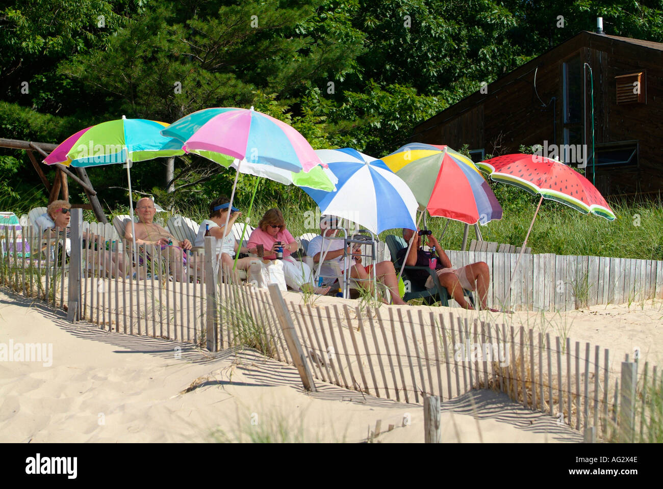 Colorato ombrelloni a proteggere i cittadini anziani in un momento di relax a Sleeping Bear Dunes National Seashore Michigan Foto Stock