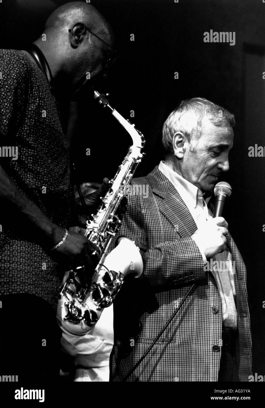 Aznavour, Charles, * 22.5.1924, cantante e attore francese, cantando, a mezza lunghezza, spettacolo dal vivo con Manu Dibango, Montreux Jazz Festival, luglio 1996, Foto Stock