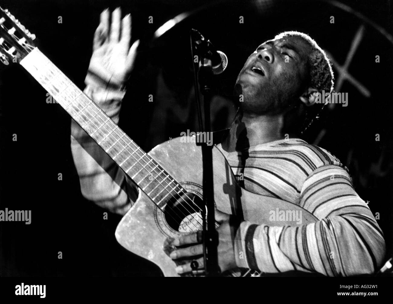 Butler, Jonathan, * Oktober 1961, musicista africano, con chitarra, ritratto, live performance, Montreux Jazz Festival, luglio 1997, Foto Stock