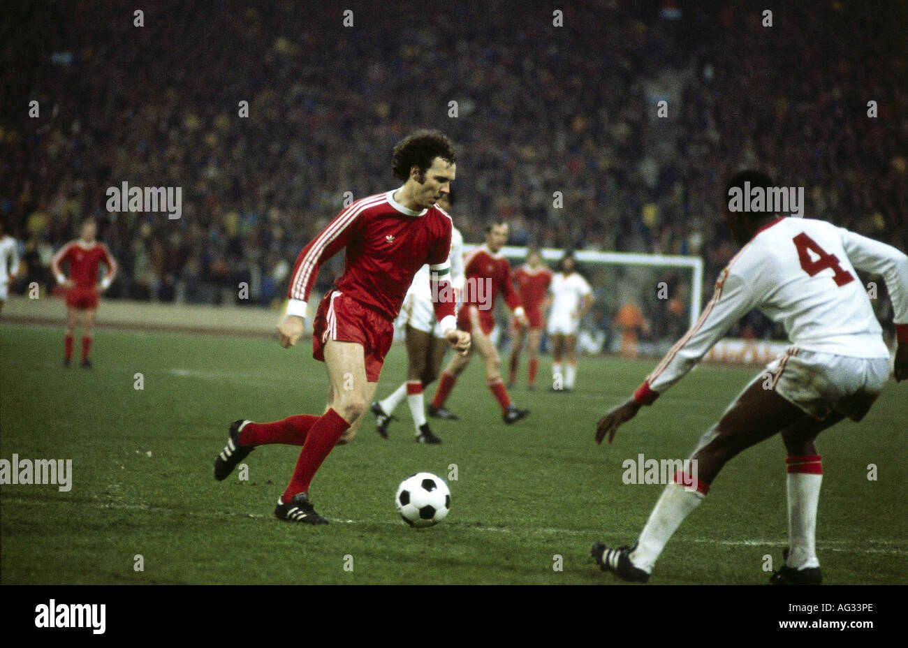 Beckenbauer, Franz * 11.9.1945, atleta tedesco (calcio / calcio), a tutta lunghezza, partita, quarto finale, UEFA Champions League, Bayern Monaco contro Benfica Lisboa, 17.3.1976, Foto Stock