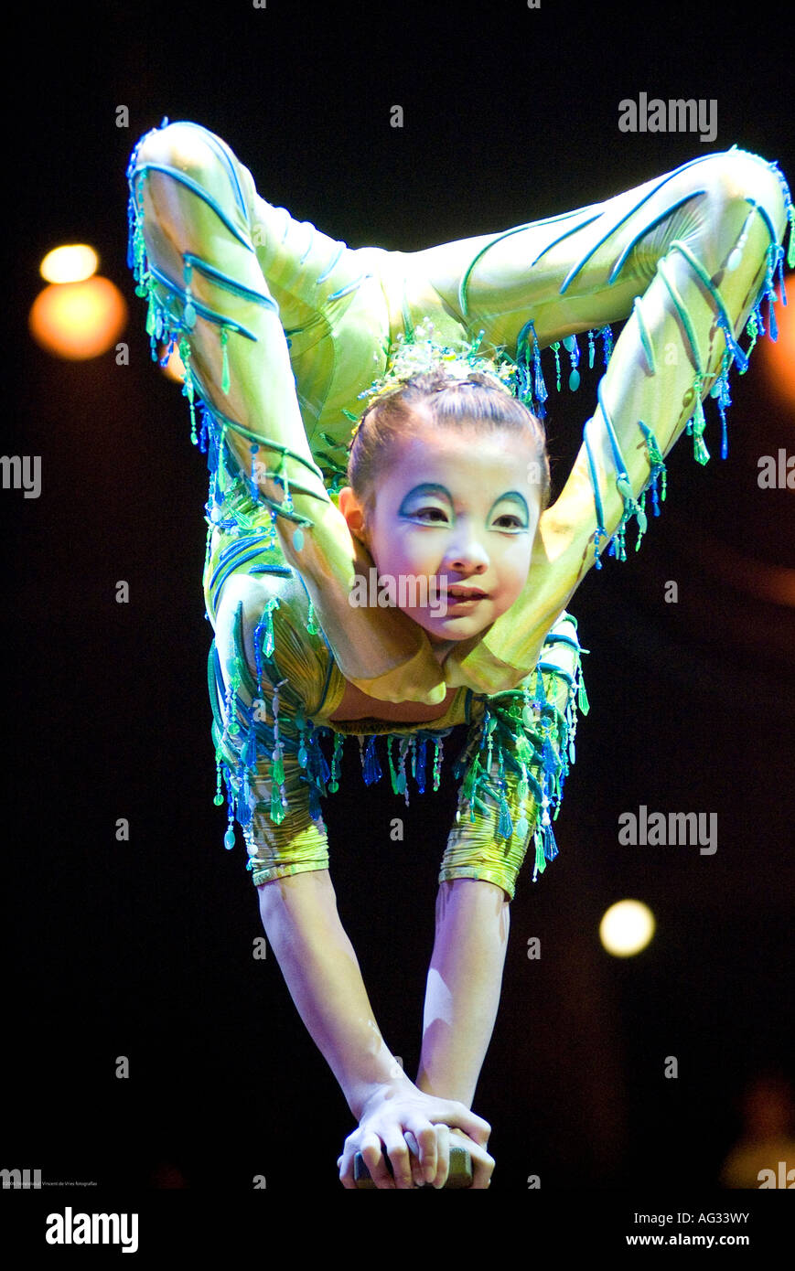 Un contortionist esegue al Dralion Cirque de Soleil Foto Stock