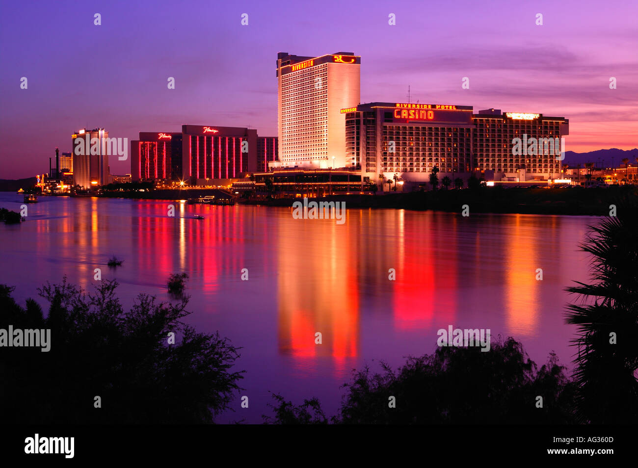 Il fiume Colorado scorre di fronte di Laughlin Nevada Foto Stock