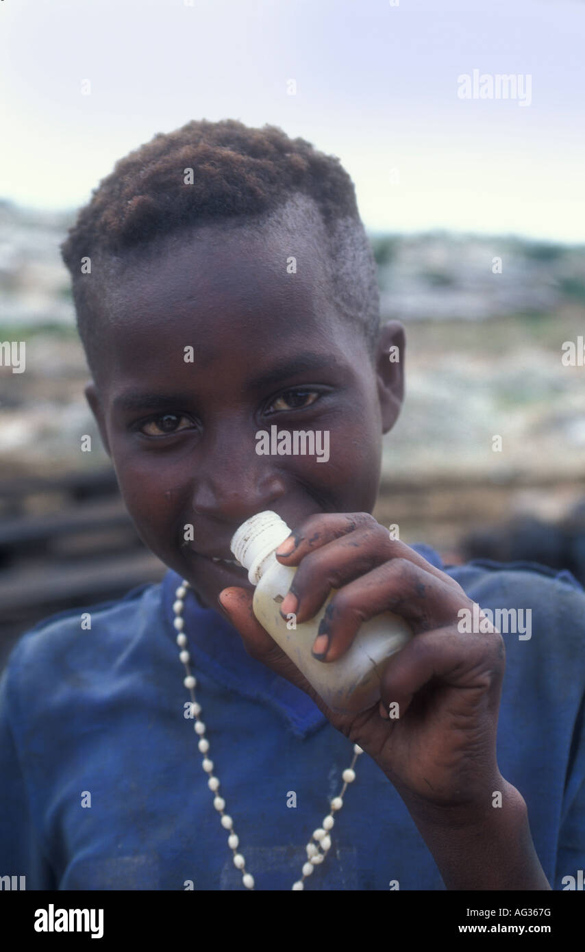 Ragazzo Sniffare colla nella baraccopoli di Korogocho area a Nairobi in  Kenya Foto stock - Alamy