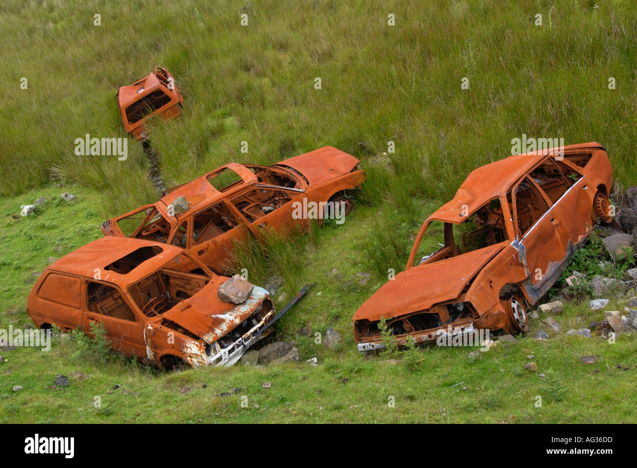 Il furto di automobili arrugginito bruciato e oggetto di dumping in campagna nel Regno Unito Foto Stock