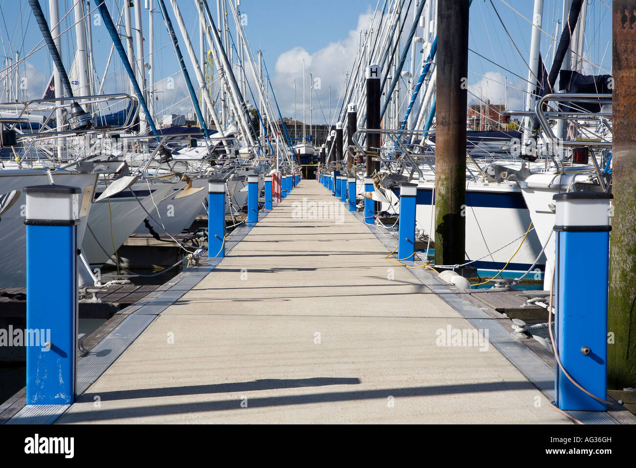 Pontile con barche o lato a Gosport Marina Foto Stock