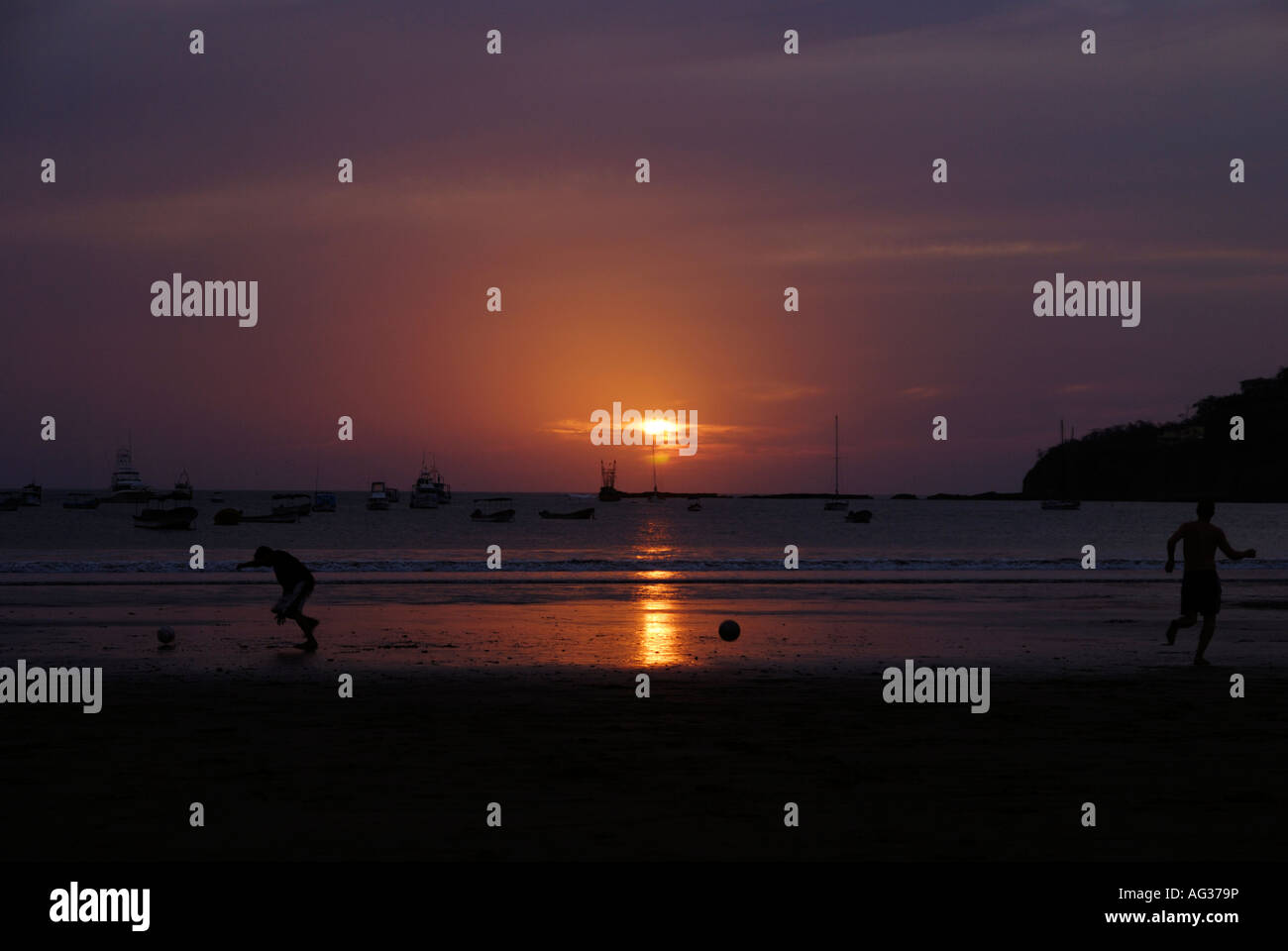 I calciatori sulla spiaggia al tramonto di San Juan Del Sur Nicaragua Foto Stock