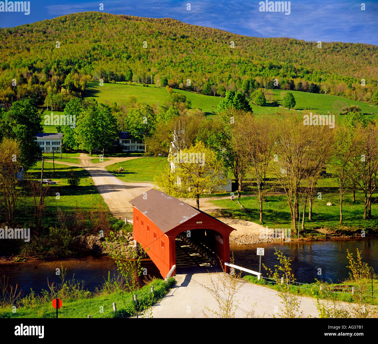 Villaggio di West Arlington Vermont USA e rosso ponte di coperta Foto Stock