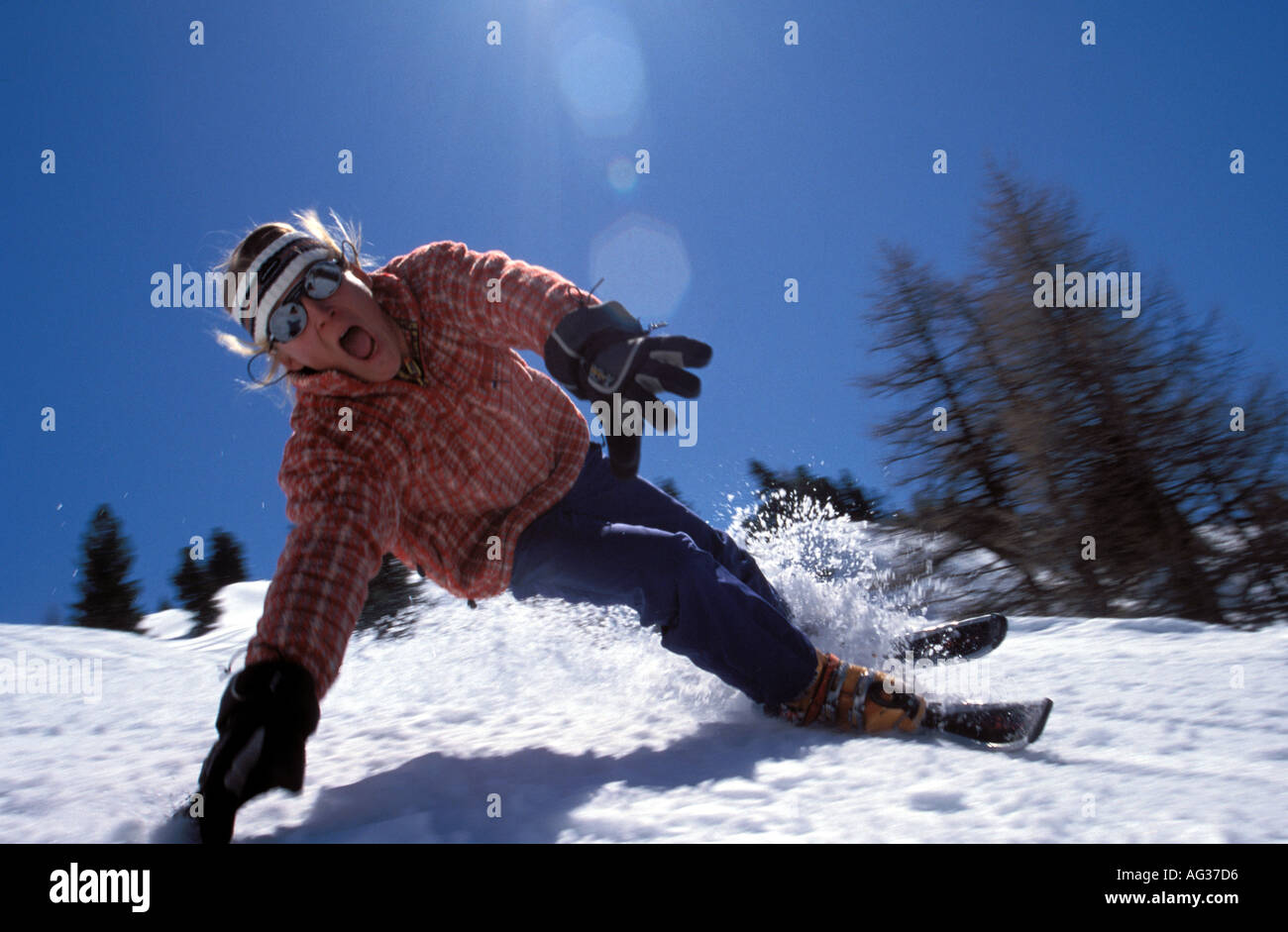 Sciare senza bastoncini da sci Foto Stock