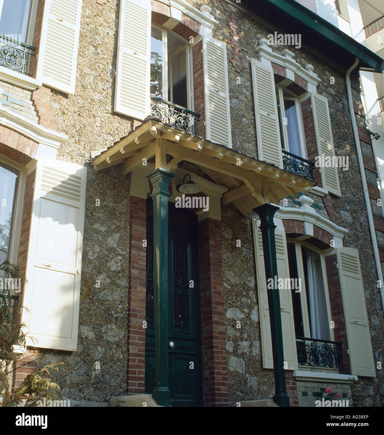 Esterno della casa cittadina francese con persiane bianche Foto Stock