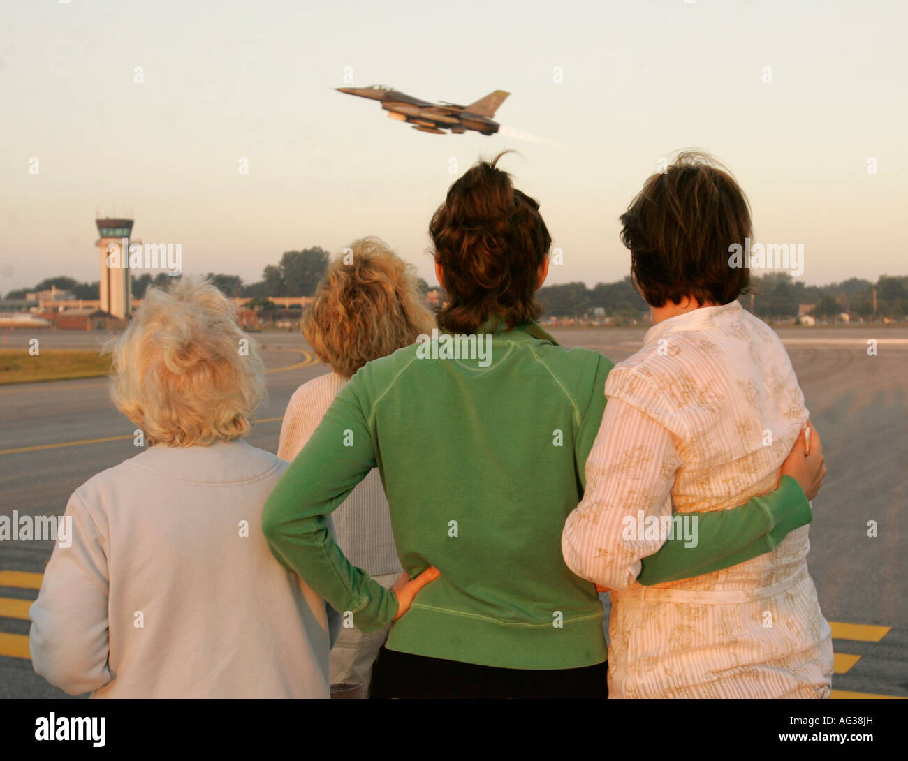 La famiglia e gli amici guardare come un f16 distribuisce pilota in Iraq con l'Operazione Iraqi Freedom Foto Stock