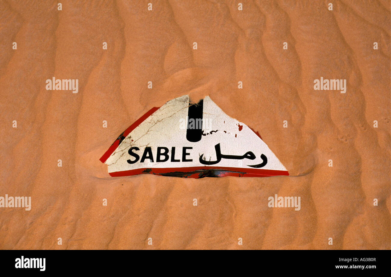 Algeria Sahara Taghit cartello stradale in sabbia in francese con testo sable che significa sabbia Foto Stock