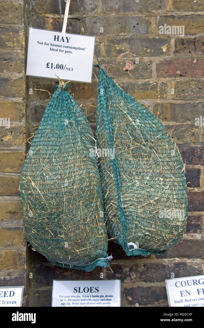 Sacchetti di fieno per la vendita di Islington Farmers Market Londra Inghilterra REGNO UNITO Foto Stock