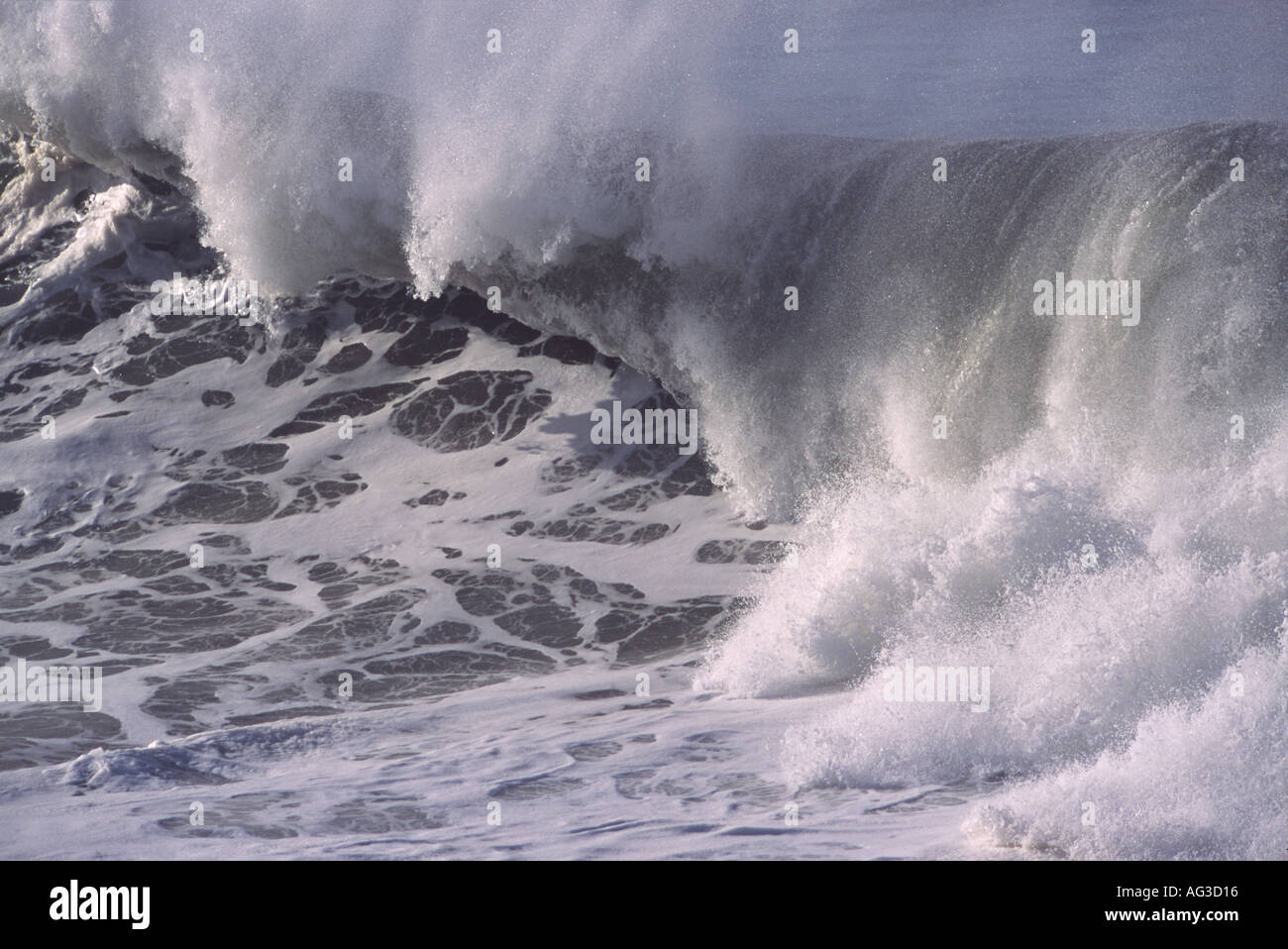 Un classico potente schiumogeno bianco e grigio grande onda di rottura e di schiantarsi oltre al punto Saunton Croyde Bay Devon England Foto Stock