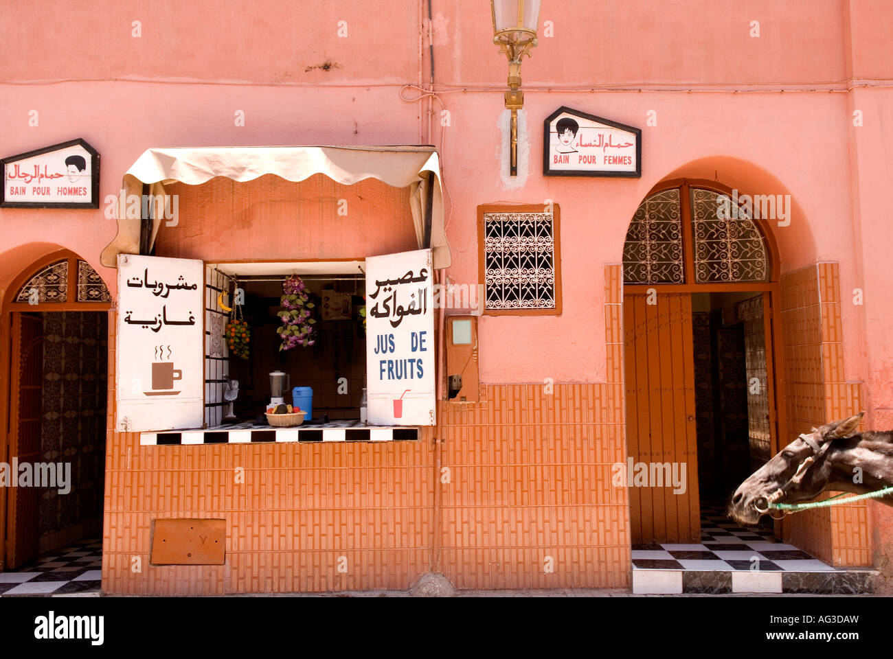 Negozio di frutta e bath house di Marrakech, Marocco Foto Stock