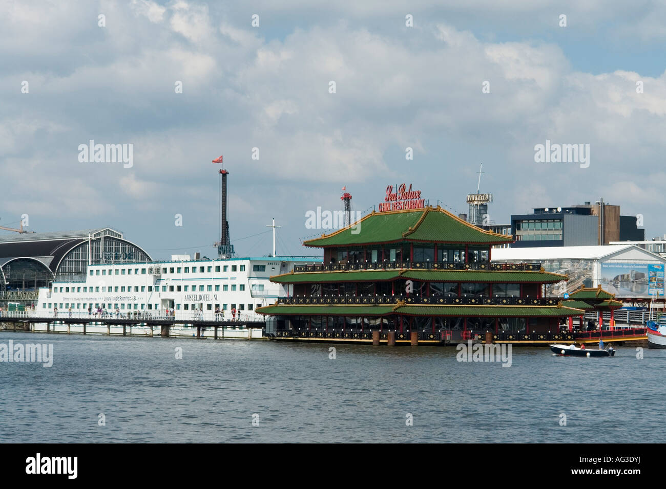 Sea Palace floating ristorante cinese e Amstel Botel hotel in una nave Amsterdam Holland Europa Foto Stock