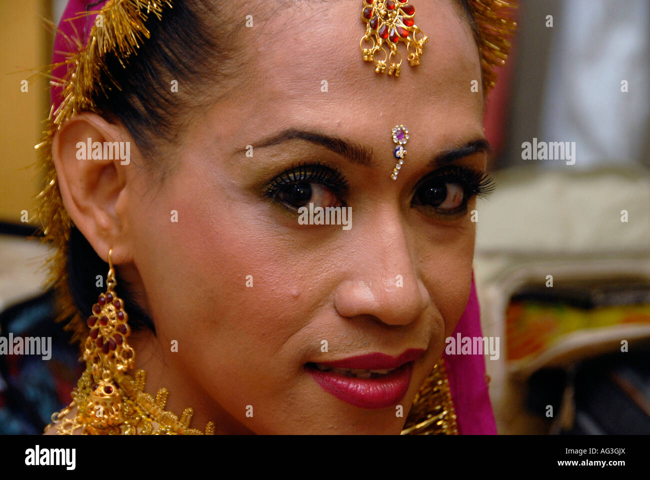 Un asiatico transgender durante una lavoratori migranti transgender beauty contest di Tel Aviv, Israele Foto Stock